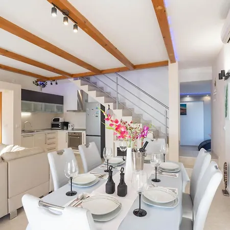 בית נופש 3 Bedroom Beautiful In פודסטראנה