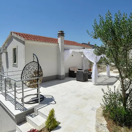 3 Bedroom Beautiful In בית נופש
