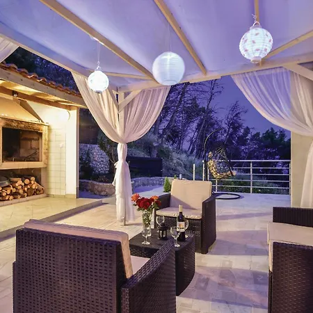 3 Bedroom Beautiful In פודסטראנה